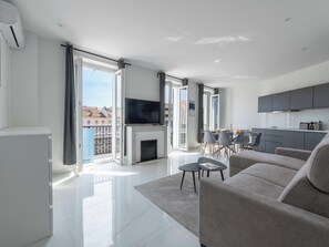 TV - 3-Br Apartment – Top Floor, South-Facing Balcony, Central Cannes (Cannes)