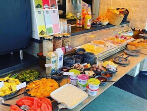 Un buffet con diversi cibi e salse.