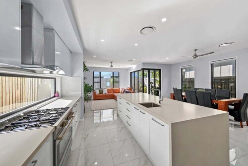 Sunshine Coast Escape | Beachside, Pool & Views