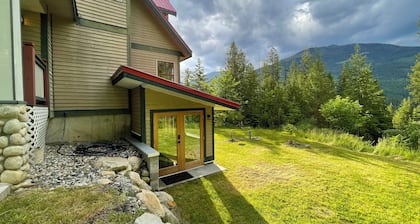 Stay in nature ~ Private estate with modern suite, creek and forest