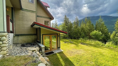 Stay in nature ~ Private estate with modern suite, creek and forest