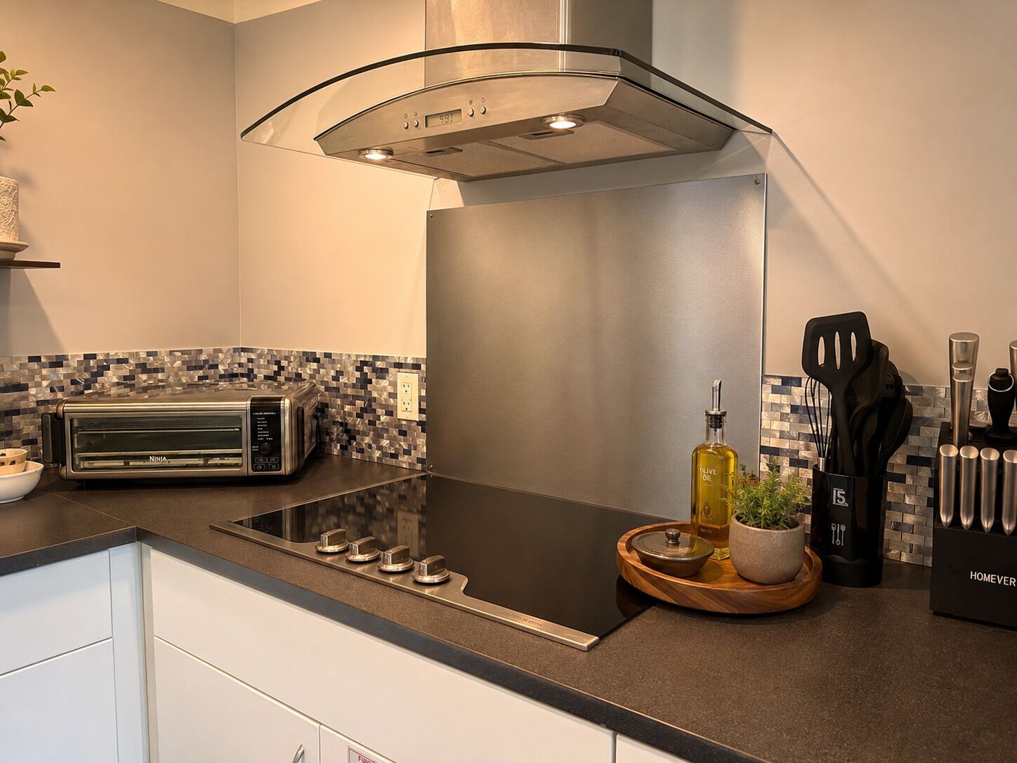 Cafetera y tetera, refrigerador, microondas y parrilla de estufa 