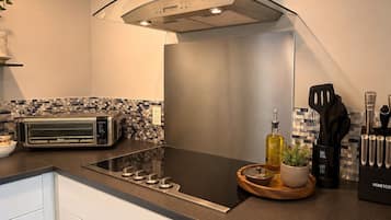Cafetera y tetera, refrigerador, microondas y parrilla de estufa