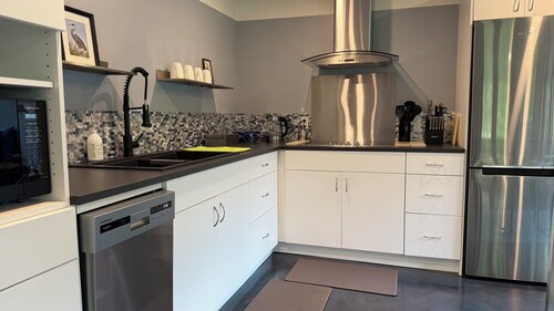 Stay in nature ~ Private retreat-style modern suite with creek and forest