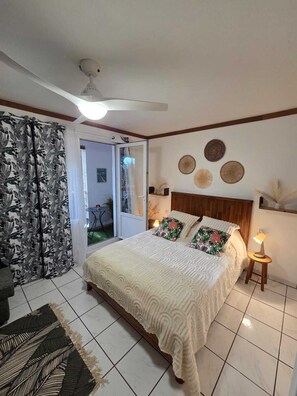 1 bedroom, iron/ironing board, WiFi, bed sheets - 🌴Cozy studio just a 3-minute walk from the Roches Noires beachfront🌸 (Saint-Paul)