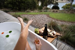 Outdoor spa tub - Spring Bay Eco Resort  (Triabunna)