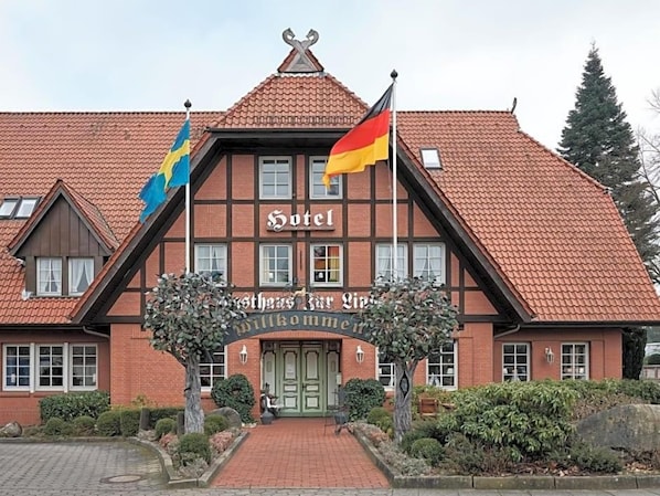 A traditional building with a sign reading 'Hotel' and flags of Ukraine and Germany. - Gasthaus zur Linde (Seevetal)