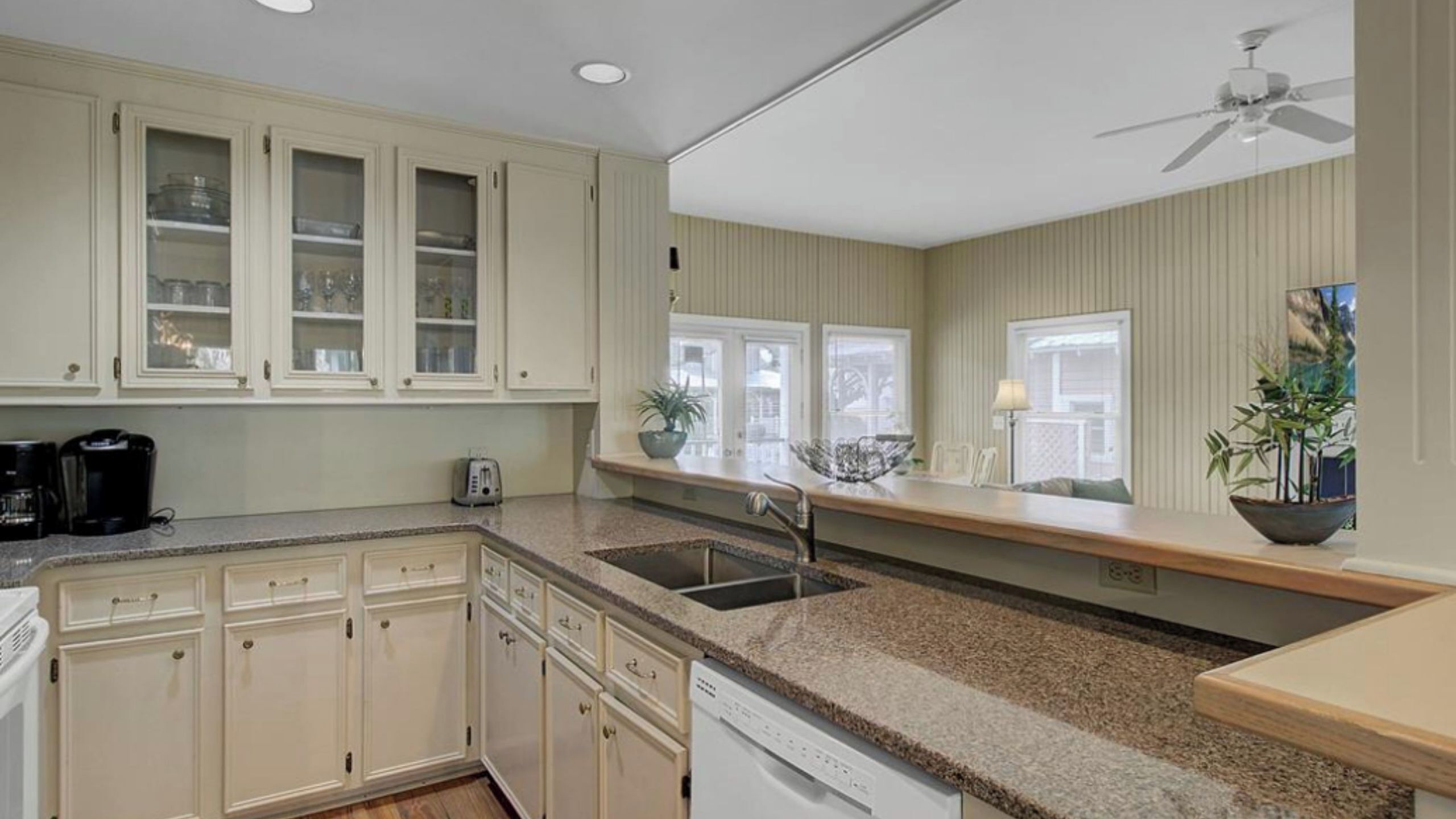 House (4 Bedrooms) | Private kitchen | Fridge, microwave, oven, stovetop