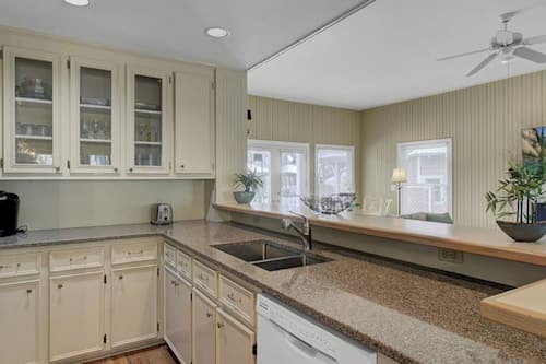 House (4 Bedrooms) | Private kitchen | Fridge, microwave, oven, stovetop