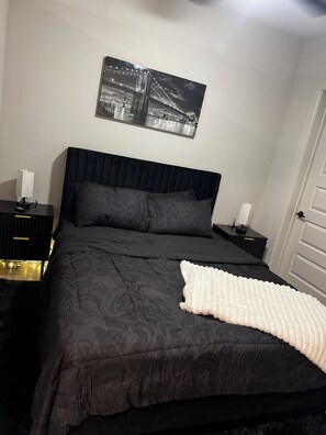 Iron/ironing board, WiFi - Velvet Nights Dallas/ 90s Vibe Luxury Apartment in Deep Ellum! WORLD CUP READY (Dallas)