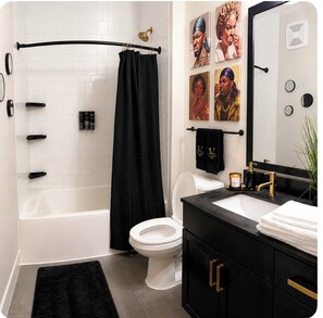 Towels, soap, toilet paper - Velvet Nights Dallas/ 90s Vibe Luxury Apartment in Deep Ellum! WORLD CUP READY (Dallas)