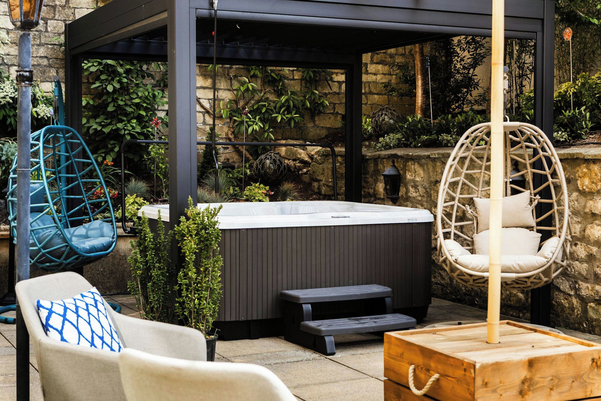 Outdoor spa tub