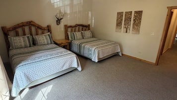 Een strijkplank/strijkijzer, reisbedje, gratis wifi, beddengoed