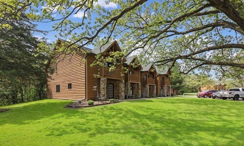 NEW! The Happy Traveler 2.0 - Cabin at Starved Rock