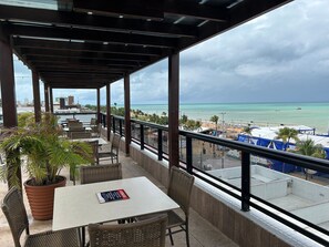 Căn hộ dành cho gia đình, nhiều giường, không được mang vật nuôi, quang cảnh một góc biển | Khu ẩm thực ngoài trời