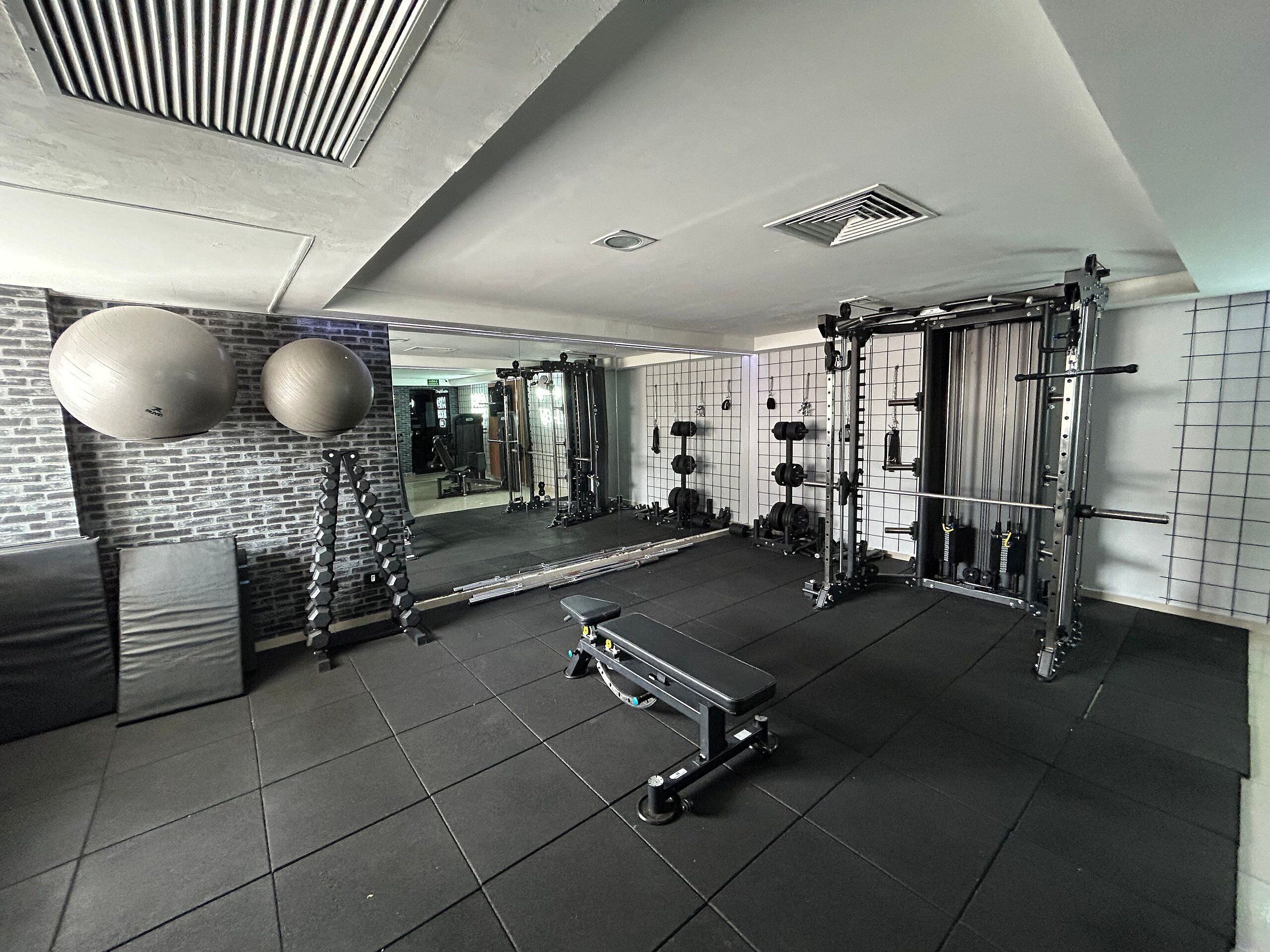 Apartamento família, várias camas, não aceita animais de estimação, vista parcial para o mar | Sala de fitness