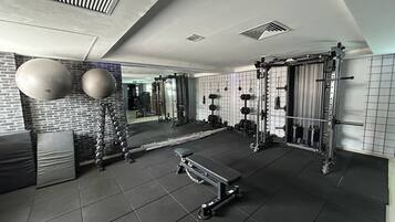 Apartamento família, várias camas, não aceita animais de estimação, vista parcial para o mar | Sala de fitness