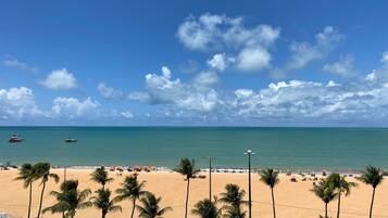 Apartamento família, várias camas, não aceita animais de estimação, vista parcial para o mar | Praia | Na praia, areia branca, 2 bares na praia