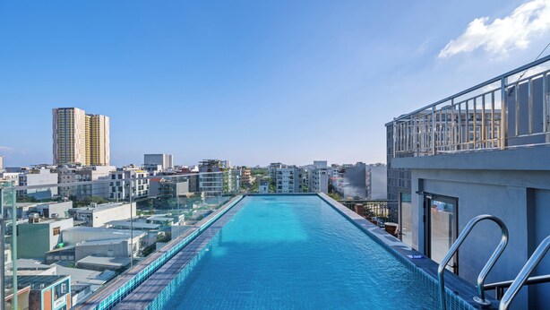 A rooftop swimming pool with a city view, surrounded by buildings. - Danang Boutique Apartment | 02 Private Balcony 5 min to the Beach (Đà Nẵng)