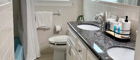 Toallas, jabón, papel de baño