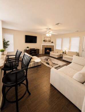 Living area - Lovely 4-bedroom house with AC in fantastic Humble neighborhood (Humble)