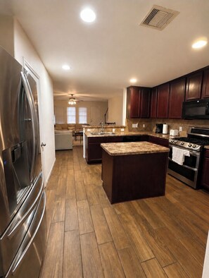 Private kitchen - Lovely 4-bedroom house with AC in fantastic Humble neighborhood (Humble)