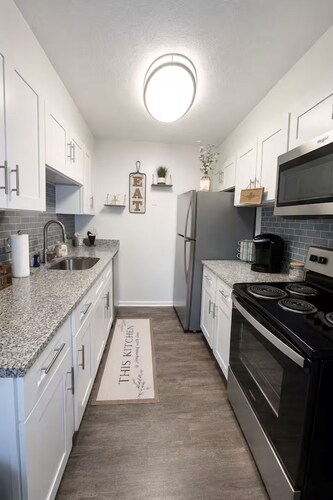 Luxury 1-BR Retreat– 2 Minutes from Indy 500 track