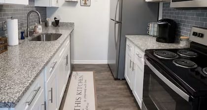 Luxury 1-BR Retreat– 2 Minutes from Indy 500 track