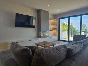 TV, fireplace