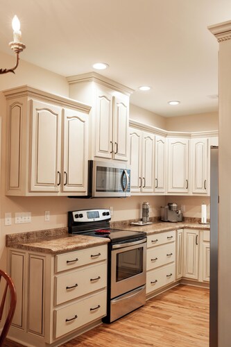 Cozy 2-bedroom house in quaint Adamsville w/AC- under 15 min from the TN River