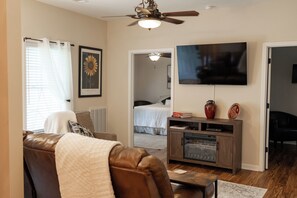 Smart TV - Cozy 2-bedroom house in quaint Adamsville w/AC- under 15 min from the TN River (Adamsville)
