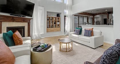 The Castle! LuX Family Retreat |Pool |Home Theatre