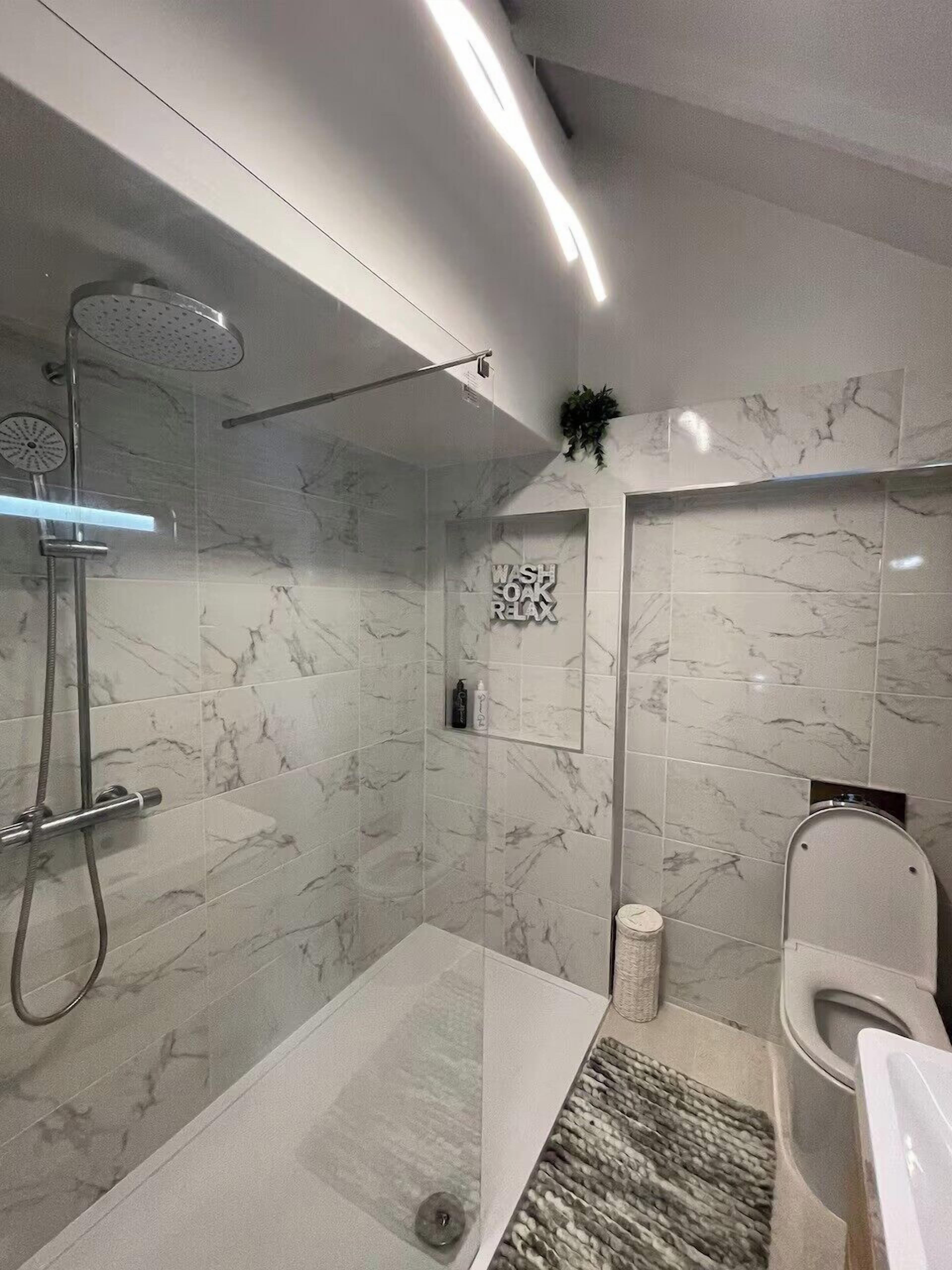 Douche, sèche-cheveux, serviettes fournies