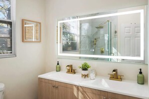 Dusche, Haartrockner, Handtücher, Shampoo
