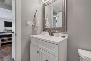 Douche, sèche-cheveux, serviettes fournies, shampoing