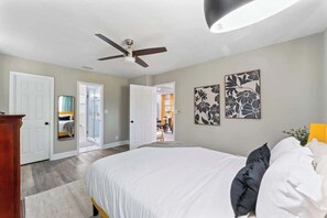 2 bedrooms, iron/ironing board, WiFi, bed sheets - SMV Modern Luna Duplex in Murry Hill (Jacksonville)