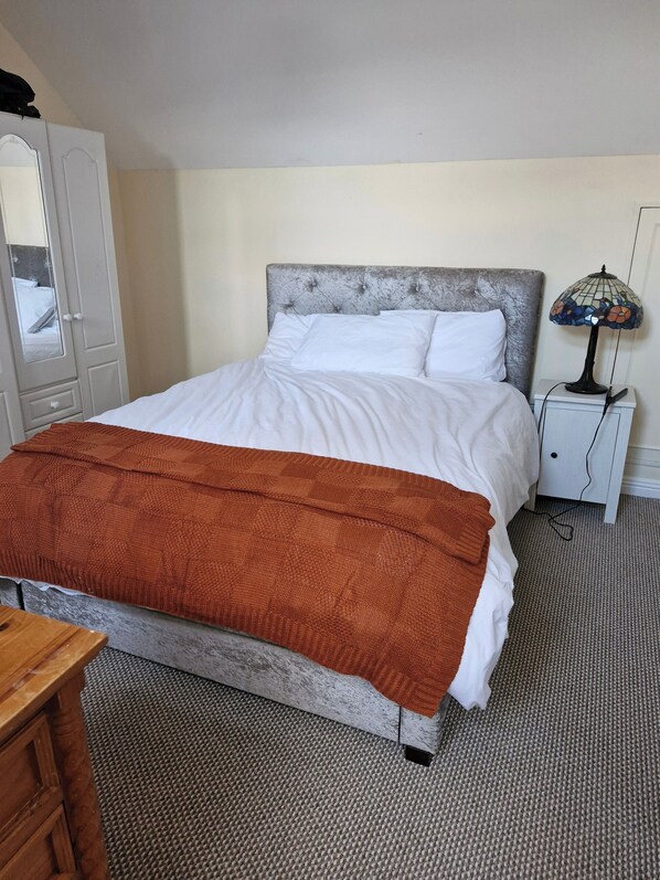 4 habitaciones, tabla de planchar con plancha, wifi y ropa de cama 