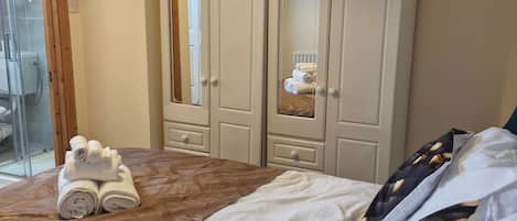4 bedrooms, iron/ironing board, WiFi, bed sheets