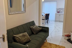 TV, fireplace - Townhouse Sleeps 8 - Garden, Wifi, Free Parking (Co mayo)