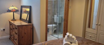 Townhouse Sleeps 8 - Garden, Wifi, Free Parking