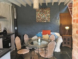 Dining - Cottage Sleeps 4 with Wifi (Llanfairpwllgwyngyll)