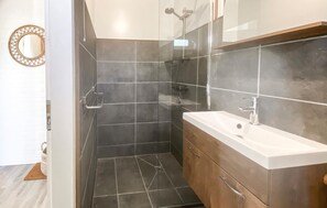 Shower - Awesome home in Lauwersoog (Lauwersoog)