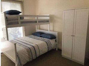 A bunk bed with a lower bunk, a wardrobe, and a window with blinds. - Secluded Sorrento House 800m to Back Beach/Town (Sorrento)