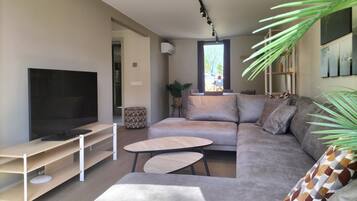 Una Smart TV, un futbolín