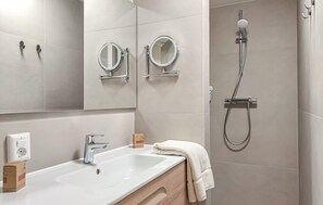 Shower - 5 bedroom luxurious home in Afferden (Afferden)