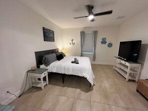 4 bedrooms, desk, iron/ironing board, free WiFi - Gorgeous upgraded 4-bedroom house with open space and fenced yard in Palm Bay (Palm Bay)