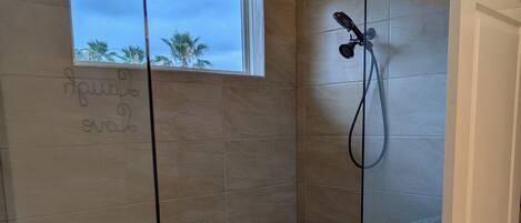 Douche, sĂšche-cheveux, serviettes fournies, papier toilette