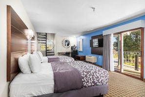 Una camera d'albergo con due letti, televisione, scrivania e balcone con vista.