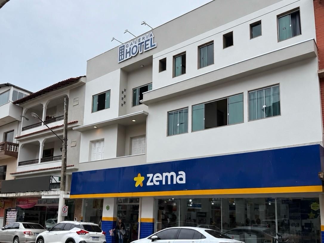 Un hotel con una tienda ZEMA en la planta baja.