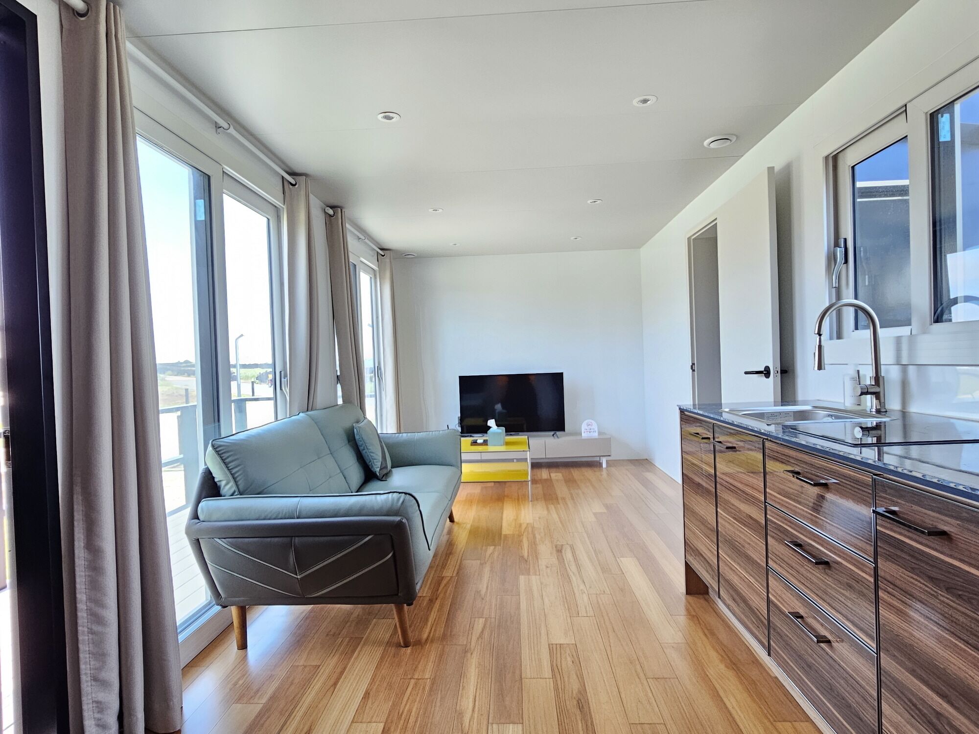 12-pyeong couple room with terrace | Living area | 50-inch flat-screen TV with cable channels